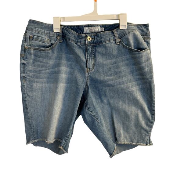 Torrid Shorts Women's 22 Denim Light Wash Long Bermuda Jean - Picture 1 of 10